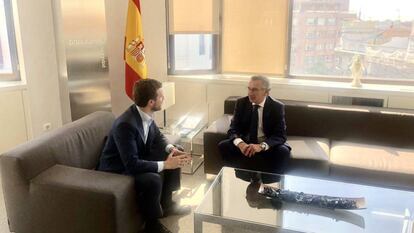 El presidente del PP de Aragón, Luis María Beamonte, con el líder del partido, Pablo Casado, en la sede nacional del PP en Madrid este martes.