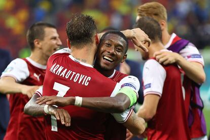 Alaba y Arnautovic celebran la clasificación de su equipo para los octavos de la Eurocopa.