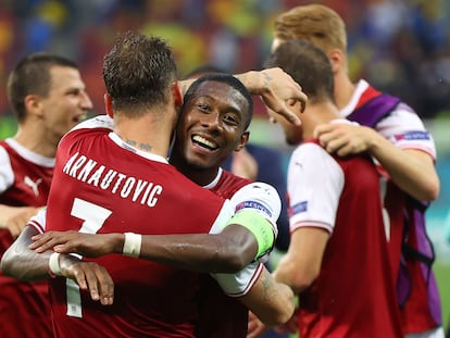 Alaba y Arnautovic celebran la clasificación de su equipo para los octavos de la Eurocopa.