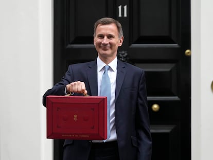 El ministro de Economía del Reino Unido, Jeremy Hunt, posa ante las cámaras con el maletín rojo de los Presupuestos ante el número 11 de Downing Street