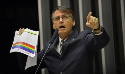 Bolsonaro protesta contra ’kit gay’ no plenário da Câmara.