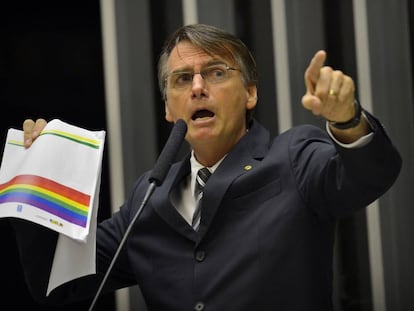 Bolsonaro protesta contra ’kit gay’ no plenário da Câmara.