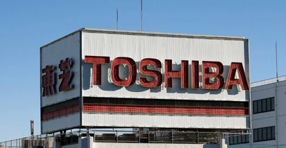 Logotipo de Toshiba en un &aacute;rea industrial de Kawasaki (Jap&oacute;n).