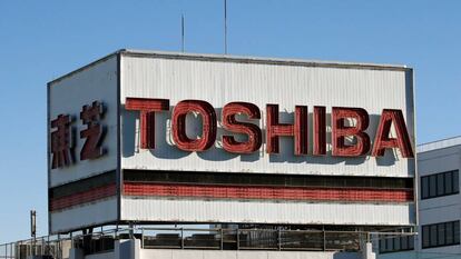 Logotipo de Toshiba en un área industrial de Kawasaki (Japón).