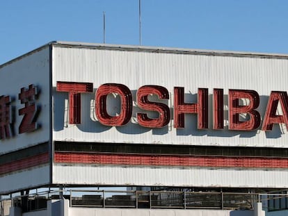 Logotipo de Toshiba en un &aacute;rea industrial de Kawasaki (Jap&oacute;n).