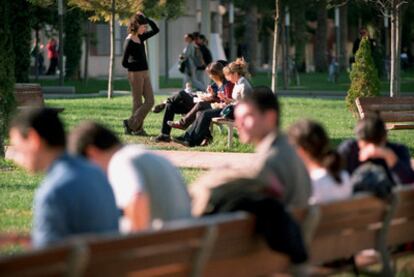 Los alumnos abarrotan las aulas por la crisis, pero la crisis les obliga a trabajar en puestos por debajo de sus expectativas.