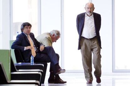 Fèlix Millet, de pie, y Jordi Montull, al fondo, en los juzgados de Barcelona.