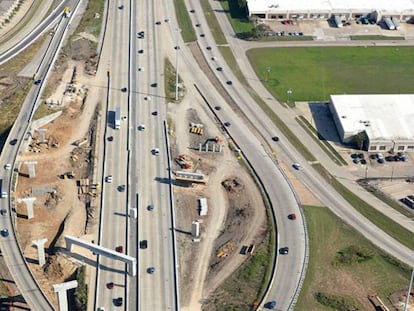 Detalle de la autopista SH 288 de Houston (Texas) durante la fase de construcción de los carriles de pago.