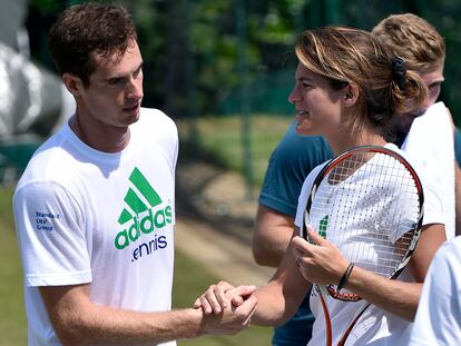 Mauresmo, durante un entrenamiento con Murray en 2014.