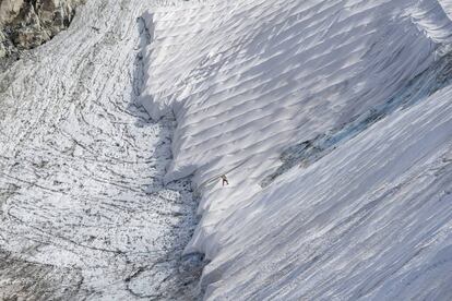 Retirada de la cubierta en el glaciar Presena en septiembre pasado. En la parte izquierda de la foto se aprecia el estado del hielo sin la protección y el desnivel causado por su desaparición.