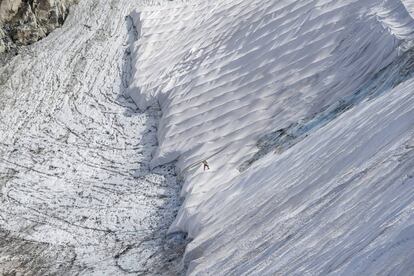 Retirada de la cubierta en el glaciar Presena en septiembre pasado. En la parte izquierda de la foto se aprecia el estado del hielo sin la protección y el desnivel causado por su desaparición.