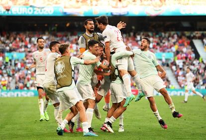 Los jugadores de la selección española celebran el quinto y definitivo gol del encuentro, anotado por Mikel Oyarzabal
