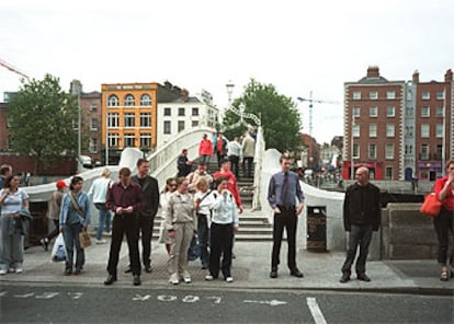 Pasarela de hierro sobre el río Liffey, un escenario joyciano en Dublín.