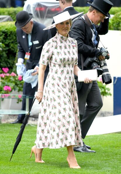 Sofía de Wessex, esposa del príncipe Eduardo, eligió este sencillo vestido de flores combinado con un gran sombrero hecho con la misma tela del vestido.
