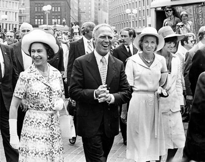La reina Isabel II, a la izquierda, junto al entonces alcalde de Boston, Kevin White, su mujer, Kathryn Galvin White, y la mujer del entonces gobernador de Massachusetts, Kitty Dukakis, en su visita a Boston, en julio de 1976.  