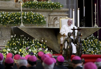 El Papa ofrece un mensaje a los obispos y cardenales en la Catedral Metropolitana.