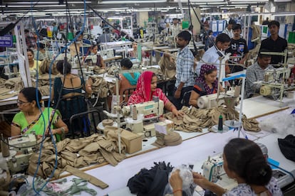 Empleados en una manufacturera de Noida, en la India, este miércoles.