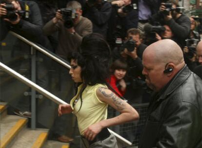 Amy Winehouse,  en el momento de llegar ayer a declarar.