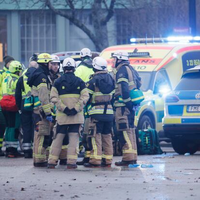 Orebro (Sweden), 04/02/2025.- Emergency personnel gather after a shooting at Risbergska School in Orebro, Sweden, 04 February 2025. According to police, five people were shot at the school. (Suecia) EFE/EPA/Kicki Nilsson SWEDEN OUT