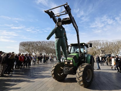 Un tractor con un muñeco que representa a un agricultor colgado durante las protestas del mundo del campo en Montpelier (en Francia), este viernes.