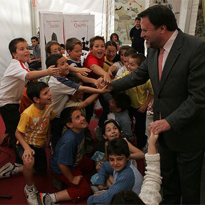 Alfredo Sánchez Monteseirín, ayer, en la carpa infantil de la feria del Libro de Sevilla.