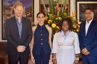 Durante cuatro días, el príncipe Enrique de Inglaterra y su esposa, Meghan Markle, han recorrido Colombia en lo que ha supuesto su primera visita conjunta al país latinoamericano. El viaje comenzó el jueves 15 de agosto, cuando el matrimonio fue recibido en Bogotá por la vicepresidenta y ministra de la Igualdad y la Equidad, Francia Márquez, que fue quien los había invitado personalmente, y su marido, Rafael Yerney Pinillo.