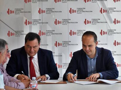 Los representantes del Ayuntamiento de Madrid y de la Fundaci&oacute;n Laboral de la Construcci&oacute;n, este jueves durante la firma del acuerdo. 