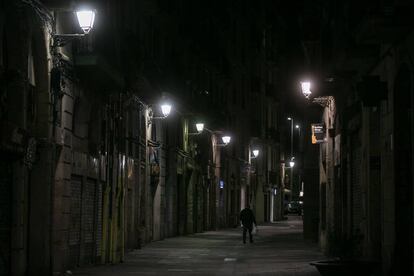 El carrer Tallers de Barcelona, de nit.
