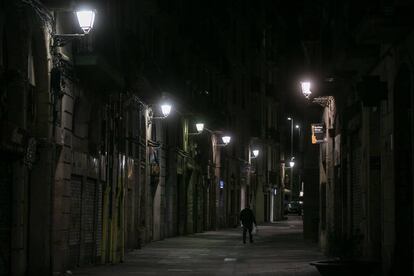 El carrer Tallers de Barcelona, de nit. 