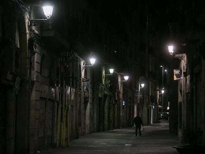 El carrer Tallers de Barcelona, de nit. 