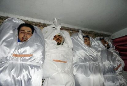 Los cadáveres de cuatro hombres en Homs.