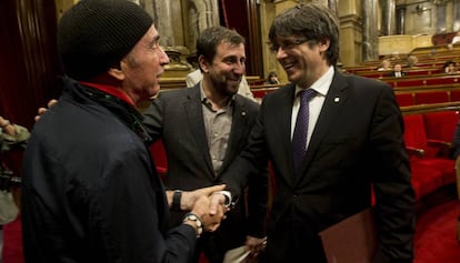 Llach (i) y Puigdemont se dan la mano en presencia de Com&iacute;n.