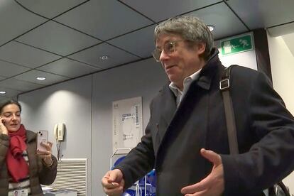 Carles Puigdemont abandona la reunión con dirigentes de Junts, este jueves en la sede del Parlamento Europeo en Bruselas.