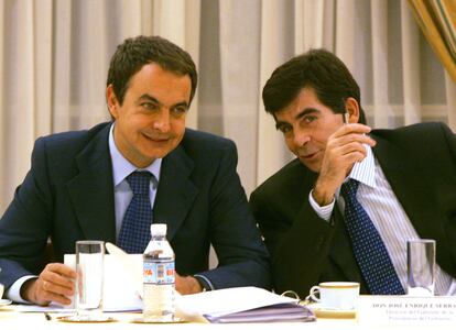 El presidente del Gobierno, José Luis Rodríguez Zapatero (i), junto a su jefe de gabinete, José Enrique Serrano,  momentos antes de la reunión que ha mantenido con representantes de asociaciones y organizaciones educativas, en el Palacio de La Moncloa, en 2005.
