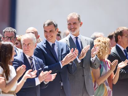 (I-D) El Lehendakari Iñigo Urkullu; el presidente del Gobierno, Pedro Sánchez; el Rey Felipe VI y la presidenta del Congreso, Meritxell Batet, aplauden durante el homenaje a Miguel Ángel Blanco, a 10 de julio de 2022, en Ermua, Vizcaya, Euskadi (España). El Ayuntamiento de ERMUA ha sido el encargado de organizar un acto por el 25 aniversario del asesinato de Miguel Ángel Blanco. La cita es presidida por los Reyes y cuenta con una amplia representación institucional y de partidos políticos, con la presencia estimada de alrededor de 400 invitados. Miguel Ángel Blanco fue un concejal del PP, que fue asesinado el 13 de julio de 1997 por el grupo terrorista ETA.
10 JULIO 2022;ETA;MIGUEL ANGEL;BLANCO;ERMUA;25 ANIVERSARIO;ASESINATO
Ion Alcoba / Europa Press
10/07/2022