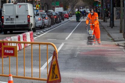 Trabajos de pacificación de la calle Consell de Cent, entre Viladomat y Borrell.