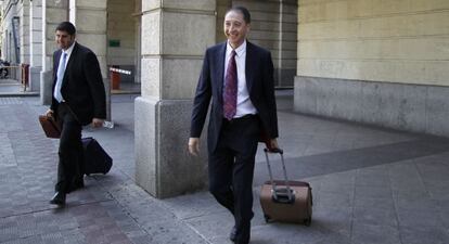 Francisco José Barrionuevo, presidente de Novasoft, saliendo de los juzgados tras declarar por el caso Invercaria.