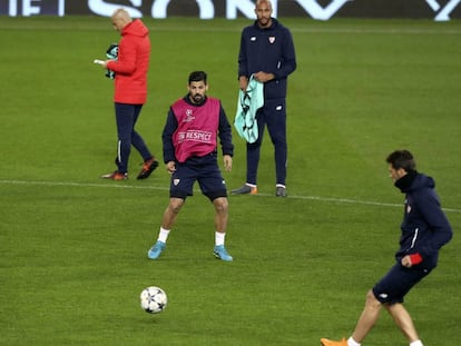 Jogadores do Sevilla treinam na véspera do duelo contra o Manchester United em Old Trafford.