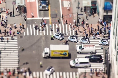 Una demostración de cómo esta técnica fotográfica convierte una escena real en una aparente maqueta perfecta a escala, como las que componen su libro 'New York Resized' by Jasper Léonard (Lannoo Publishers).