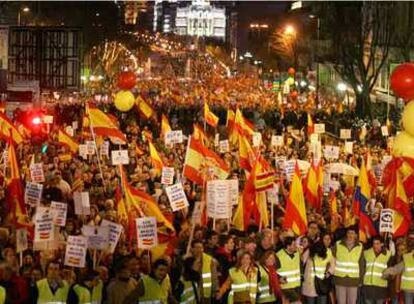 Imagen de un momento de la manifestación, en la que predominaron los colores rojo y amarillo de las banderas.