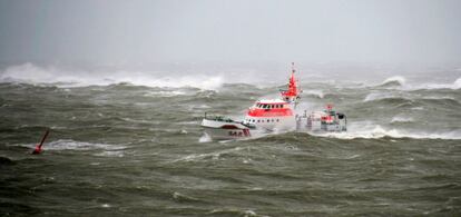 Una embarcación de rescate navega por el mar agitado frente a la isla del Mar del Norte Norderney, el norte de Alemania.