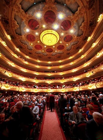 Montserrat Caballé inauguró el nuevo Liceo en 1999. La cúpula fue obra del artista Perejaume.