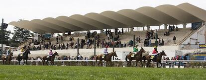 Una de las carreras de la primera sesión de la temporada de primavera de 2010 en el Hiódromo de Madrid.