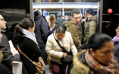 Viajeros en la estación de Príncipe Pío.