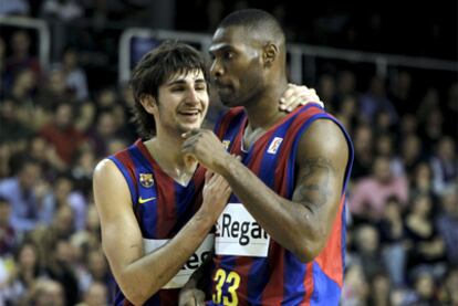 Ricky Rubio y Pete Mickeal, del Barcelona, durante el partido ante el Real Madrid.