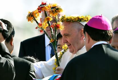 El papa Francisco es recibido en la aeropuerto Tuxtla Guitérrez, en San Cristóbal de Las Casas.