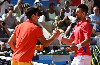 Carlos Alcaraz (a la izquierda) felicita a Novak Djokovic.