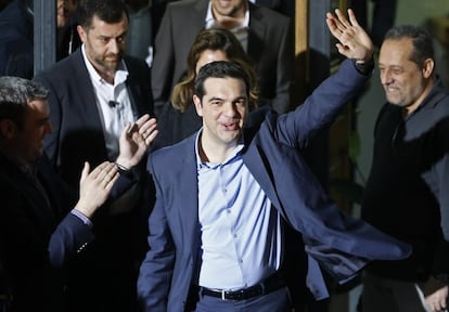 Alexis Tsipras saluda a su salida de la sede del partido después de ganar las elecciones. El líder izquierdista, que está cerca de la mayoría absoluta, dijo que es consciente de que el pueblo no le da un cheque en blanco "sino un mandato para reorganizar el país".