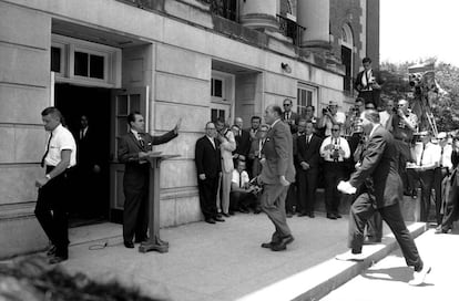 12 de junio de 1963. El gobernador George Wallace, de Alabama, detiene a Nicholas Katzenbach, ayudante de Robert Kennedy, ministro de justicia a la sazón, para impedir que se matricule la joven negra Vivian Malone en la Universidad de Tuscaloosa, "sólo para blancos".