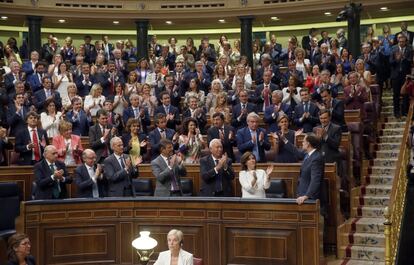 La bancada popular aplauden a Mariano Rajoy tras su intervencion en el pleno del Congreso.